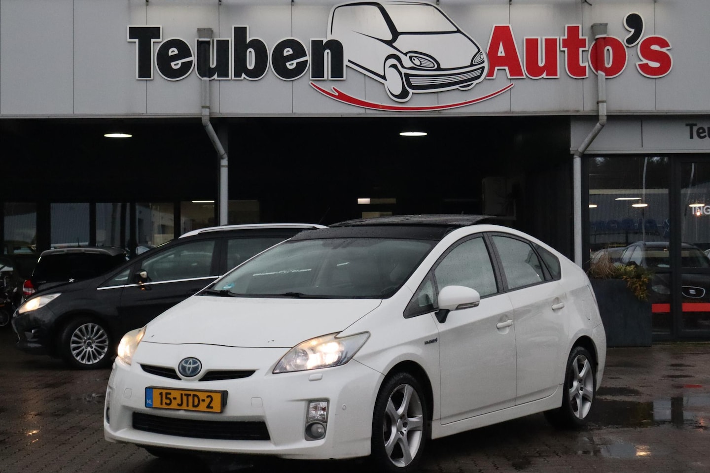 Toyota Prius - 1.8 Executive Schuif- kanteldak, Stoelverwarming, Navigatie, Lederen interieur, Camera, Cr - AutoWereld.nl