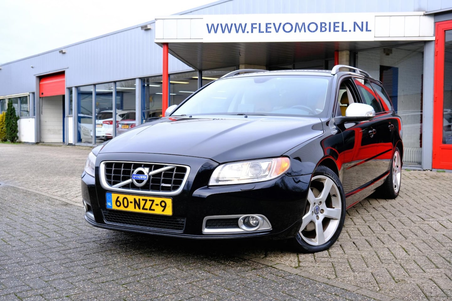 Volvo V70 - 2.0T 203pk R-Edition Aut. Xenon|Leder|Navi|Clima|LMV - AutoWereld.nl