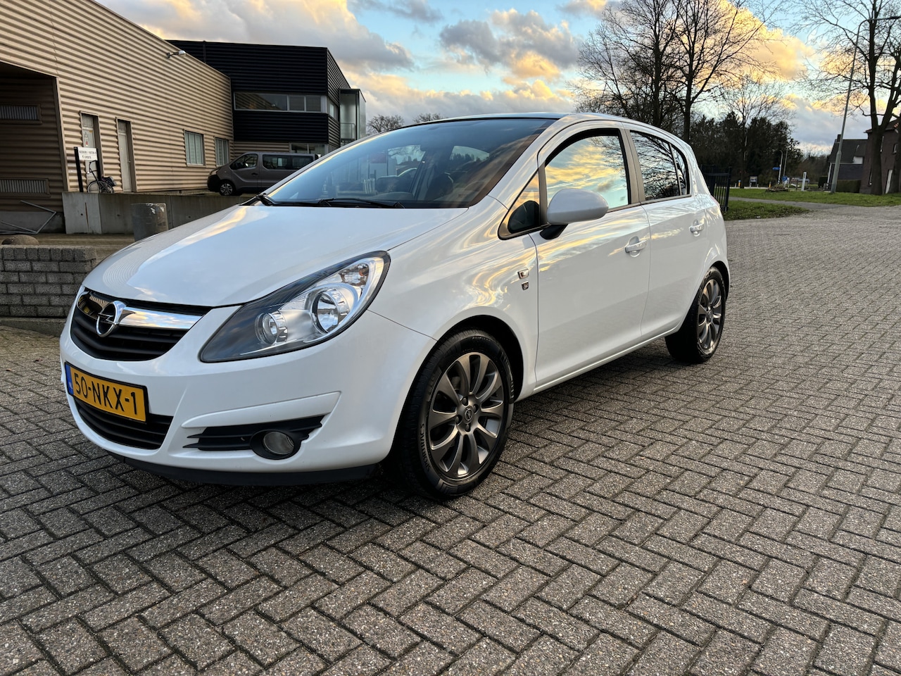 Opel Corsa - 1.2-16V Cosmo Automaat 5 Deurs [ Pano schuifdak,ecc,audio,lmv,cruise ] - AutoWereld.nl