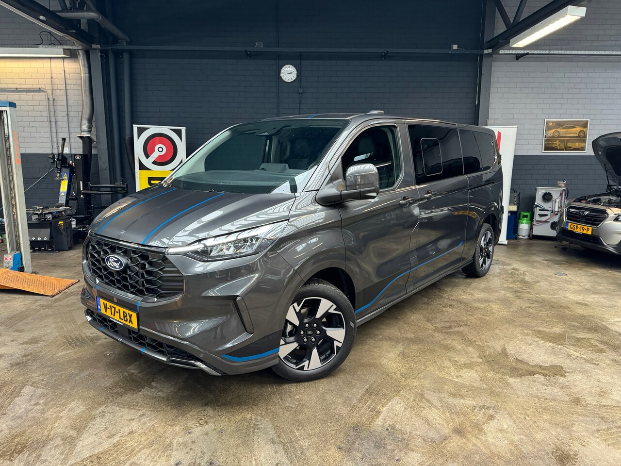 Ford Transit Custom - 320 2.0 TDCI L2H1 Limited DC 320 2.0 TDCI L2H1 Limited DC 170pk,BPM VRIJ,360Camera,ACC,Blis,Lane Asist,Stuur+Stoel verw - AutoWereld.nl