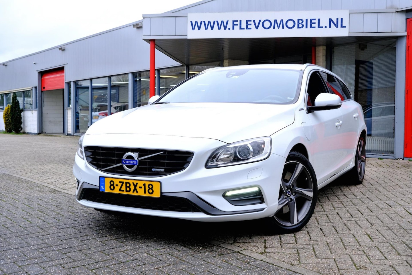 Volvo V60 - 2.4 D6 AWD Plug-In Hybrid R-Design Aut. Xenon|Leder|Navi|Clima|LMV - AutoWereld.nl