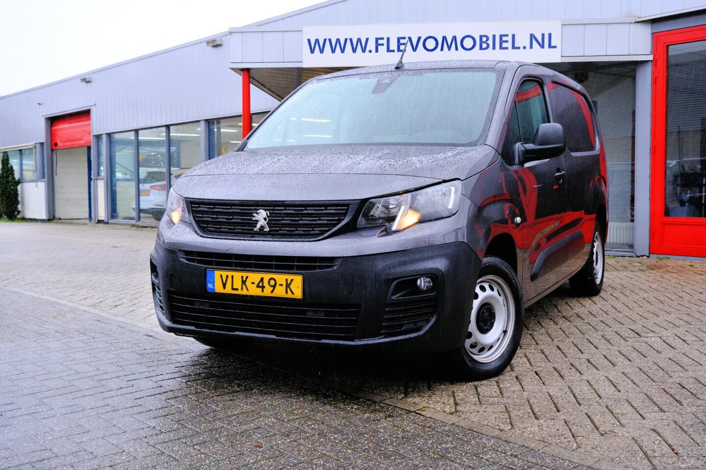 Peugeot Partner - 1.5 BlueHDI 102pk Premium Long 3-pers Airco|DAB|1e Eig|Cruise|Trekhaak - AutoWereld.nl