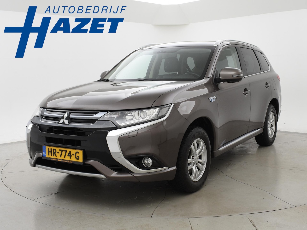 Mitsubishi Outlander - 2.0 PHEV AWD *GRANITE BROWN* | TREKHAAK | CAMERA | NAVIGATIE - AutoWereld.nl