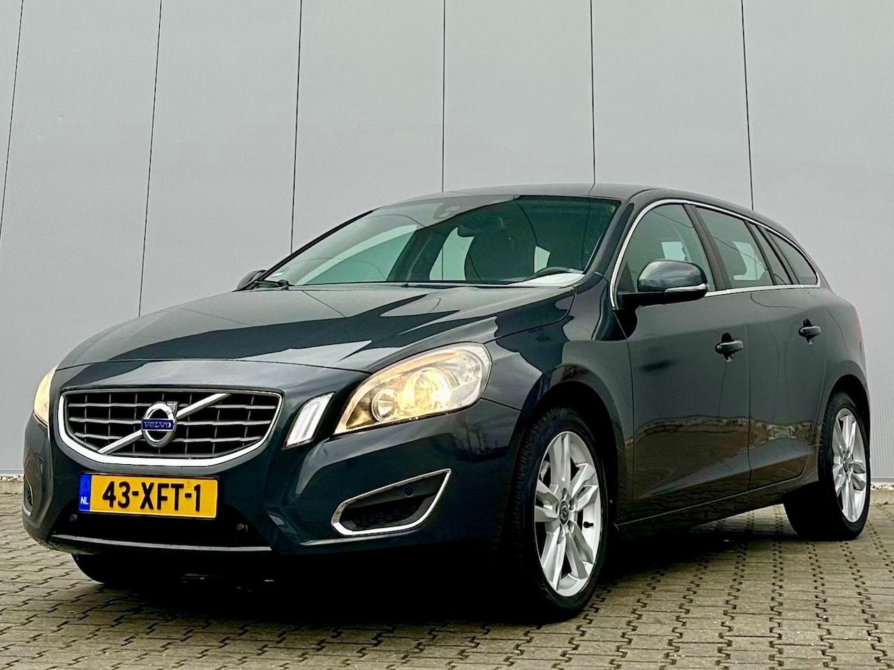 Volvo V60 - 1.6 T3 Kinetic Navi-PDC - AutoWereld.nl