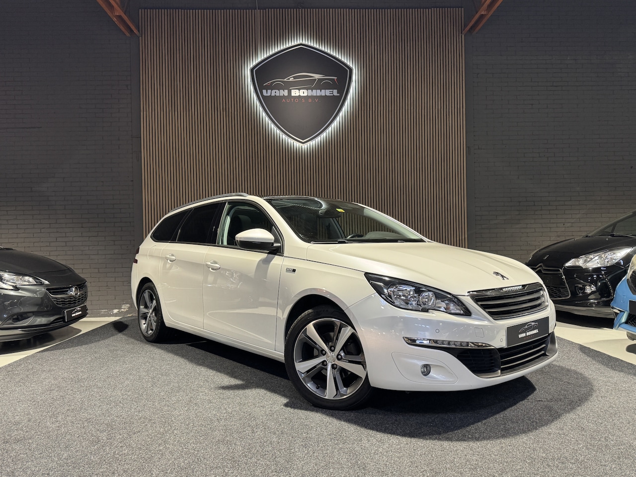 Peugeot 308 SW - 1.2 PureTech Allure ClimaC.CruiseC.Navi.Pano.Pdc.Lmv!! - AutoWereld.nl