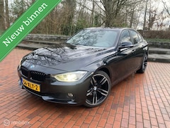 BMW 3-serie - 320i Upgrade Edition AUTOMAAT/ CRUISE/ PDC/