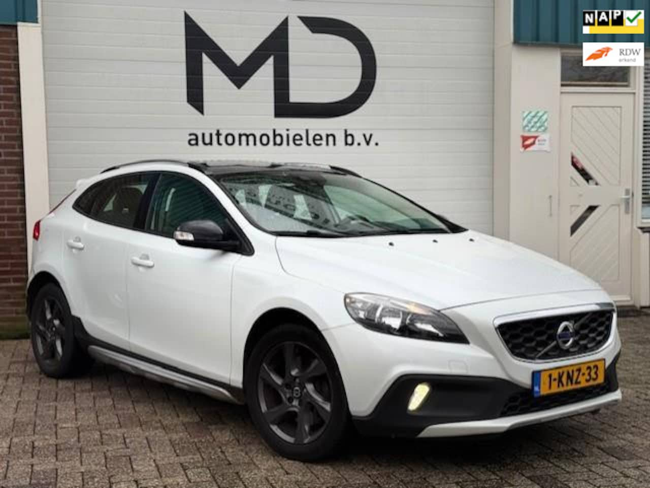 Volvo V40 Cross Country - 2.0 D4 Kinetic / Panorama dak / LED - AutoWereld.nl