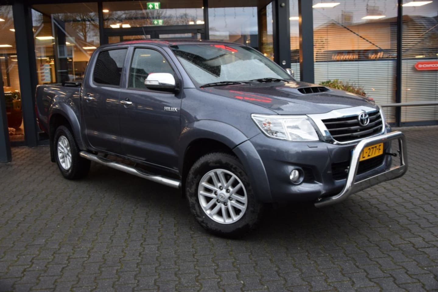 Toyota HiLux - 3. D-4D DUBBEL CABIN A/T 4WD 2 SITZ VAN - AutoWereld.nl