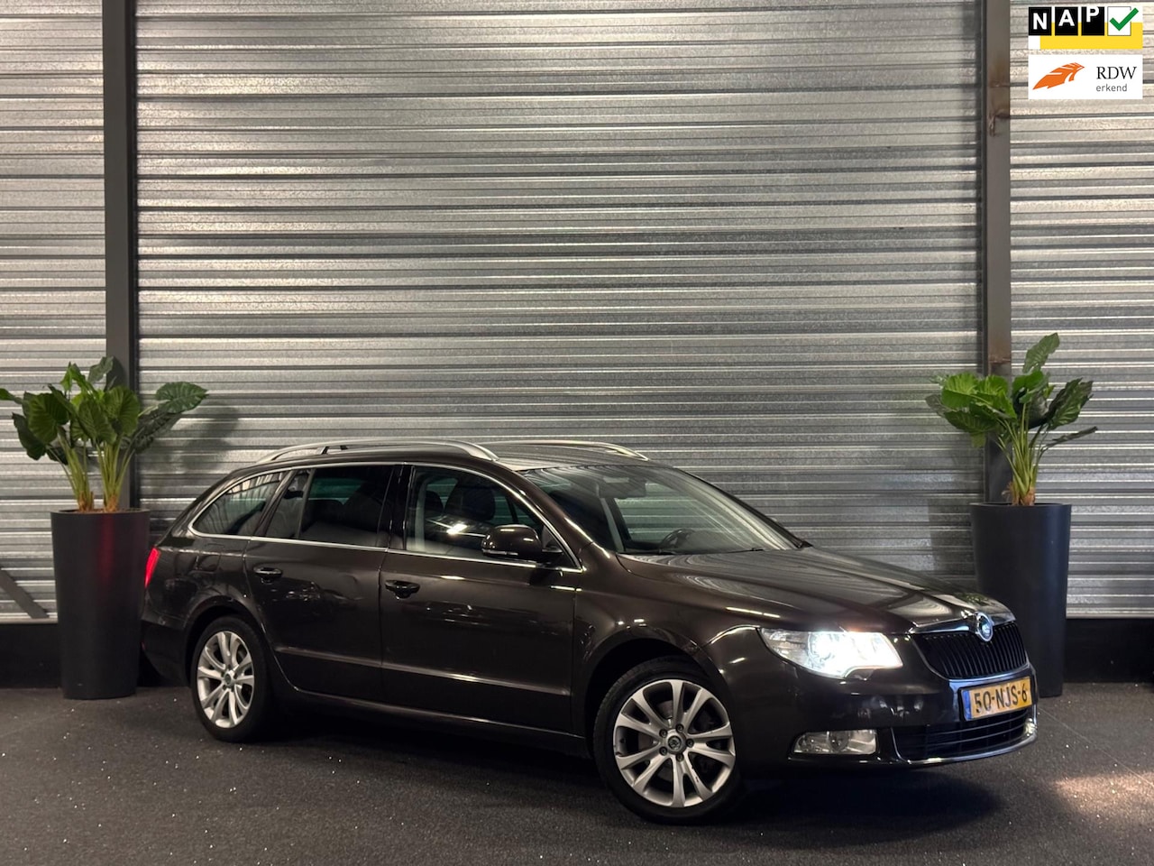 Skoda Superb Combi - 1.4 TSI Ambition Business Line Navi | Xenon | Leder | Memory | Trekhaak - AutoWereld.nl