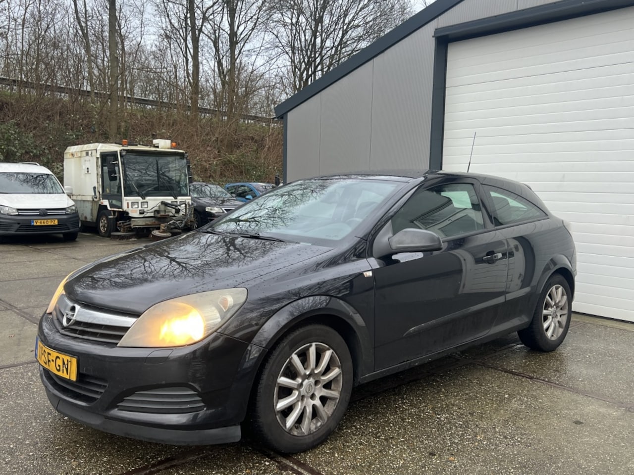 Opel Astra GTC - 1.6 Executive | Airco | Cruise control - AutoWereld.nl