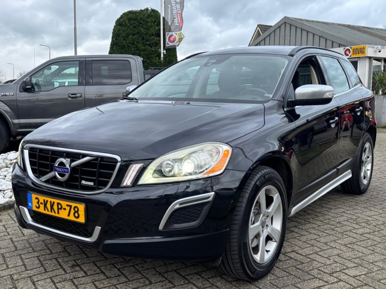 Volvo XC60 - 2.4 D5 AWD R-Design 2013 Zwart Trekhaak NL Auto - AutoWereld.nl