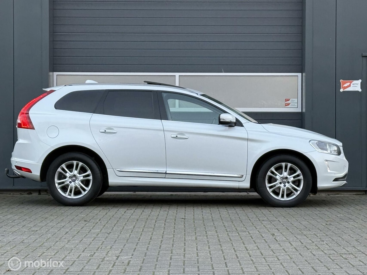 Volvo XC60 - 2.0 D4 FWD Summum Geartronic-8 -Panoramadak -Keyless -Trekhaak -DriverAlert -Adap Cruise - - AutoWereld.nl