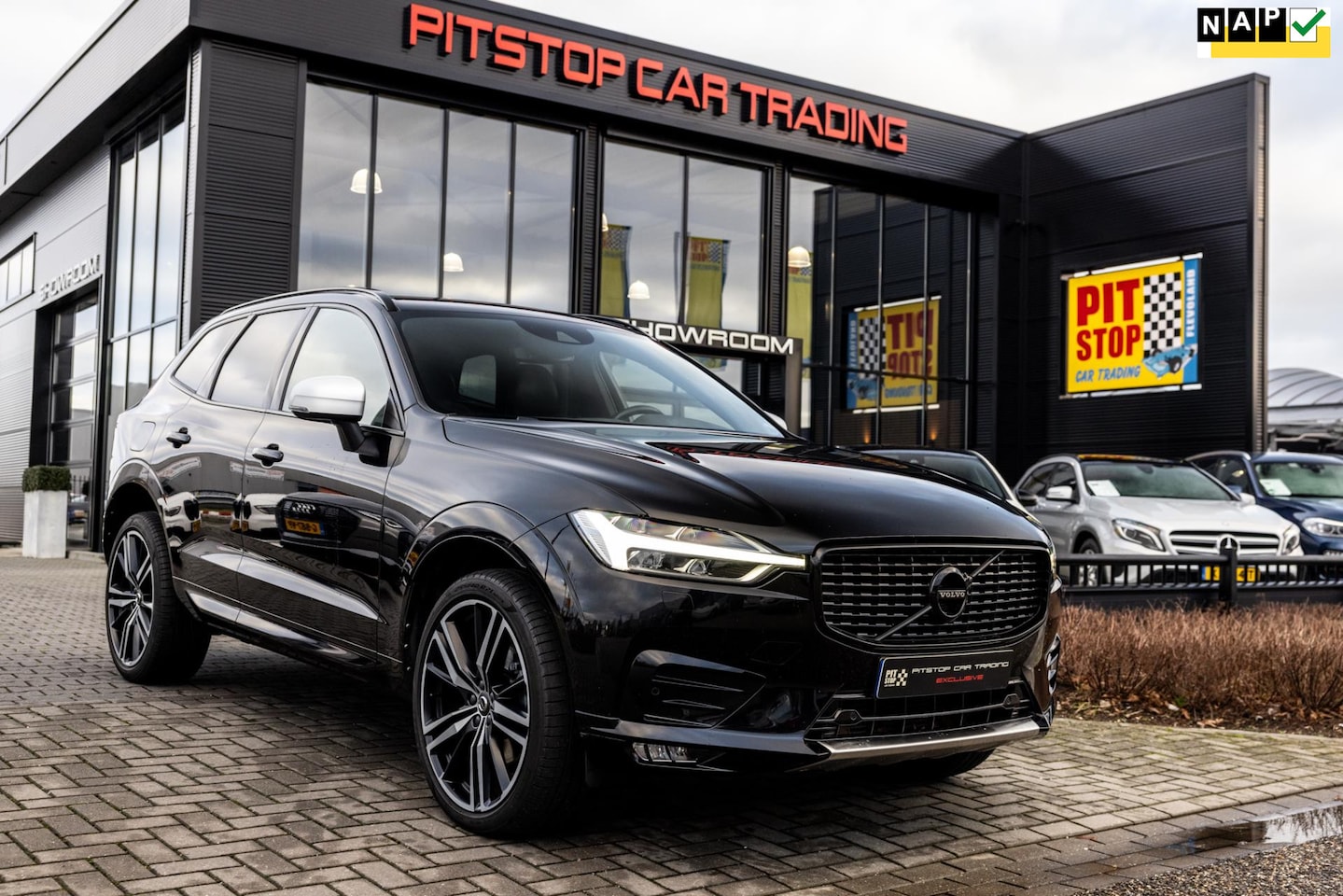 Volvo XC60 - 2.0 T6 AWD R-Design 2.0 T6 AWD R-Design, 320 PK, Black edition, Camera, Sportstoelen! - AutoWereld.nl