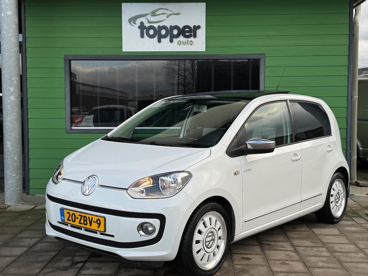 Volkswagen Up! - 1.0 high up! / PanoDak / Navigatie / Airco / - AutoWereld.nl