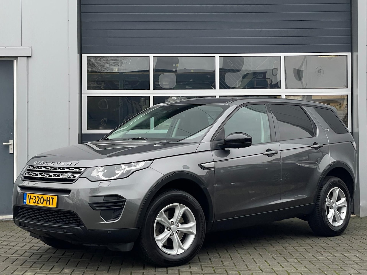 Land Rover Discovery Sport - 2.0 TD4 Urban Series Pure | Grijs kenteken | Navi | PDC v+a | Trekhaak | Half leder - AutoWereld.nl