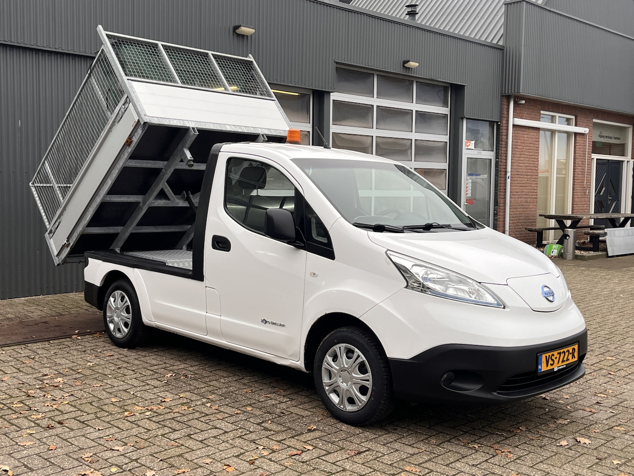 Nissan e-NV200 - 24KWh Elektrische Kipper Openlaadbak met Airco Cruise controle Telefoonverbinding 2-Persoo - AutoWereld.nl