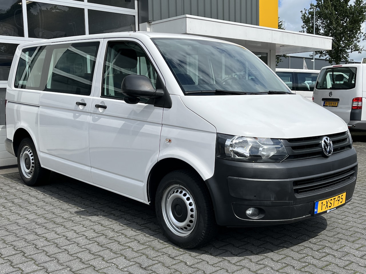 Volkswagen Transporter Kombi - 2.0 TDI DSG 140 PK L1H1 Trendline BTW en BPM vrij Airco Cruise control Trekhaak PDC 1e eig - AutoWereld.nl