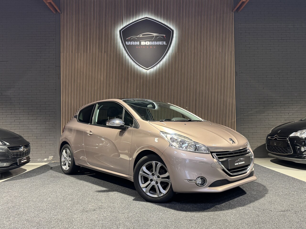 Peugeot 208 - 1.2 PureTech Style Pack Plus ClimaC.CruiseC.Navi.Led.Panodak.LMV!!! - AutoWereld.nl