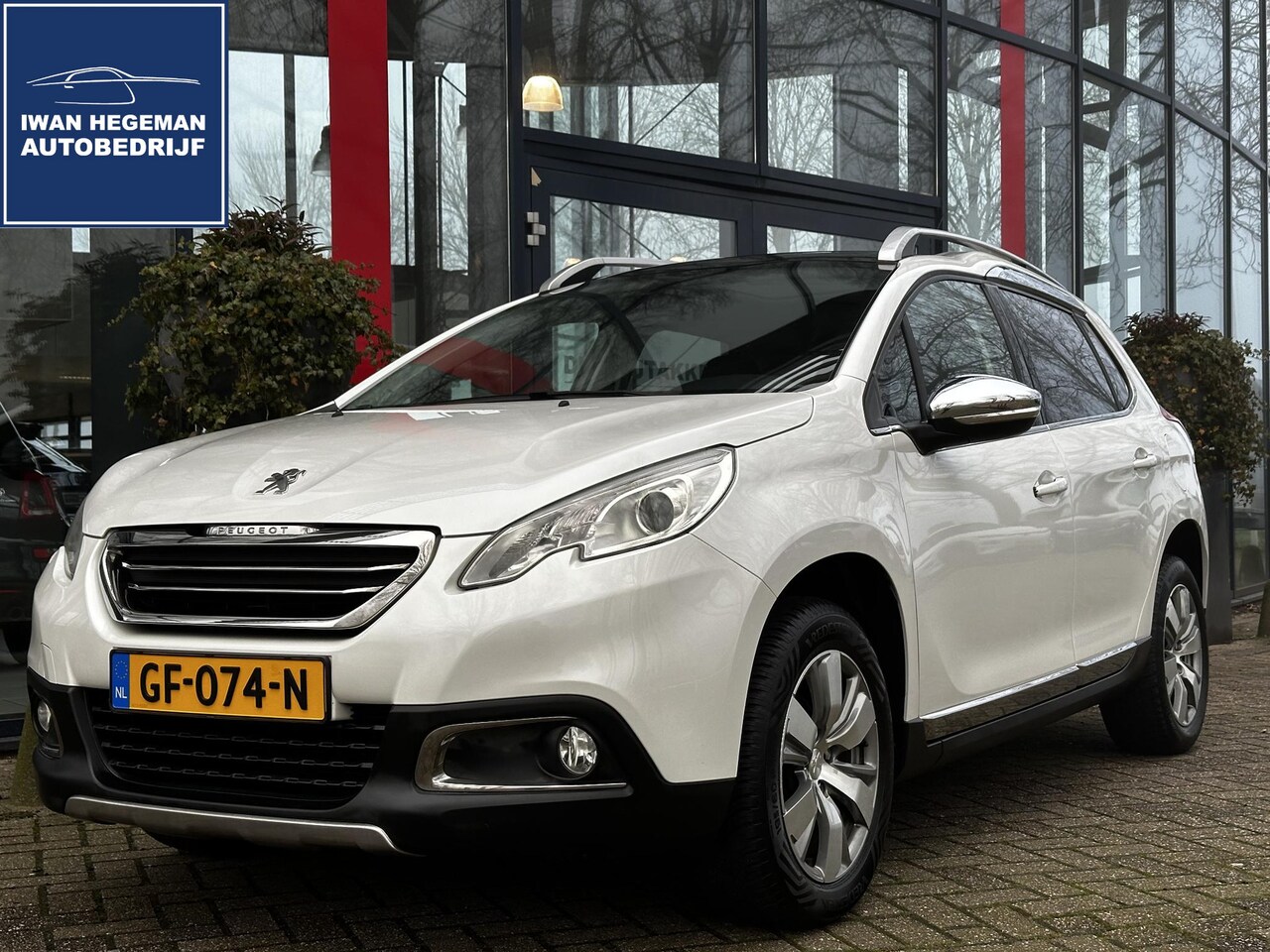 Peugeot 2008 - 1.2 PureTech Allure | Panodak | Navi | Trekhaak | ECC | PDC | Cruise Control - AutoWereld.nl