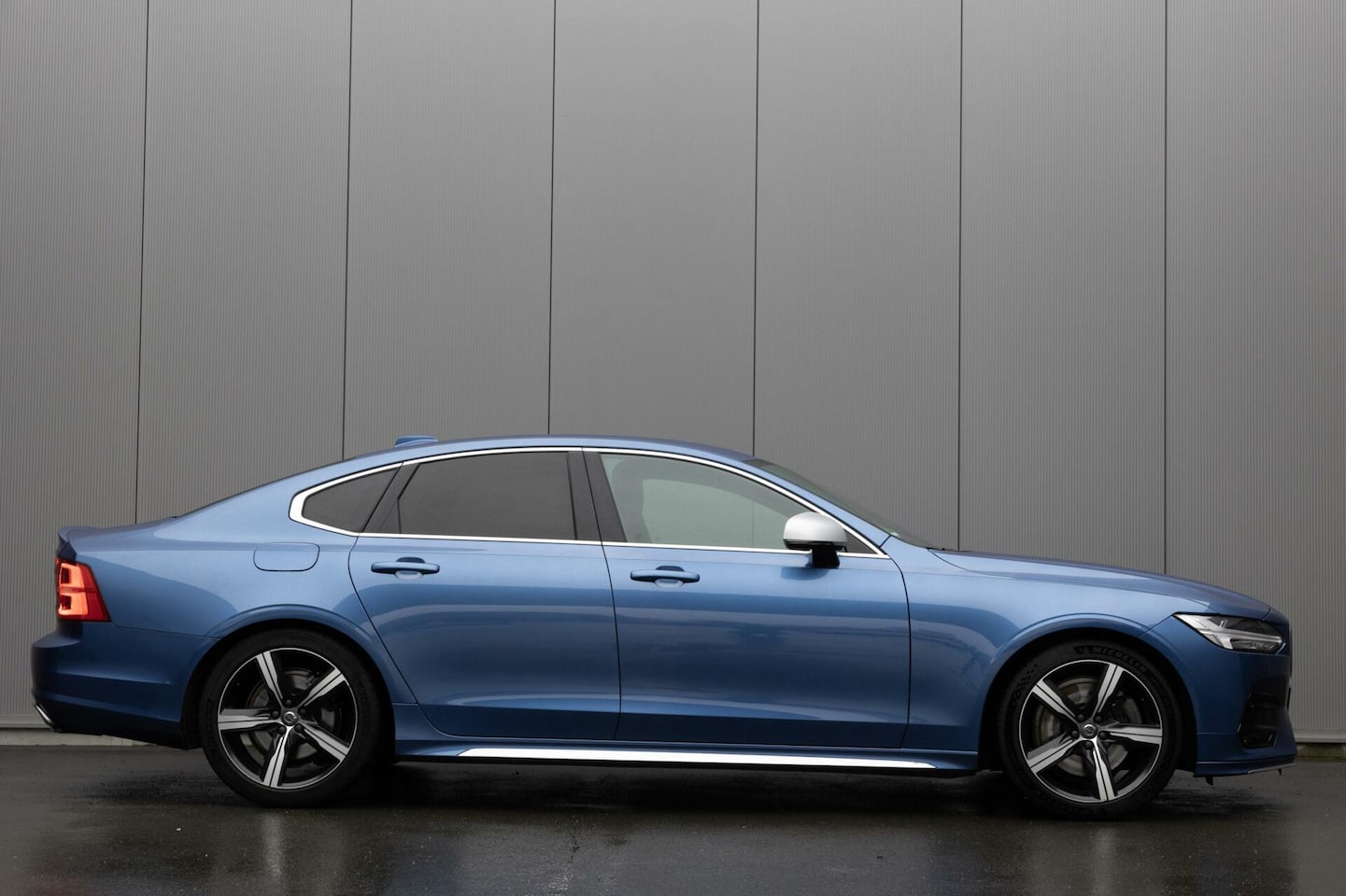 Volvo S90 - 2.0 T4 R-Design | Navigatie | LED | Autopilot | Trekhaak | Standkachel | - AutoWereld.nl