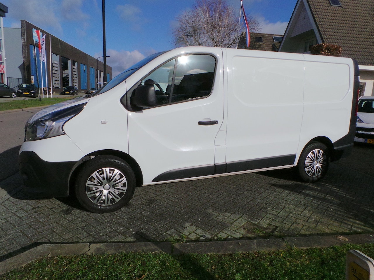 Renault Trafic - 1.6 dCi T27 L1H1 airco,cruise,navi,pdc,trekh - AutoWereld.nl