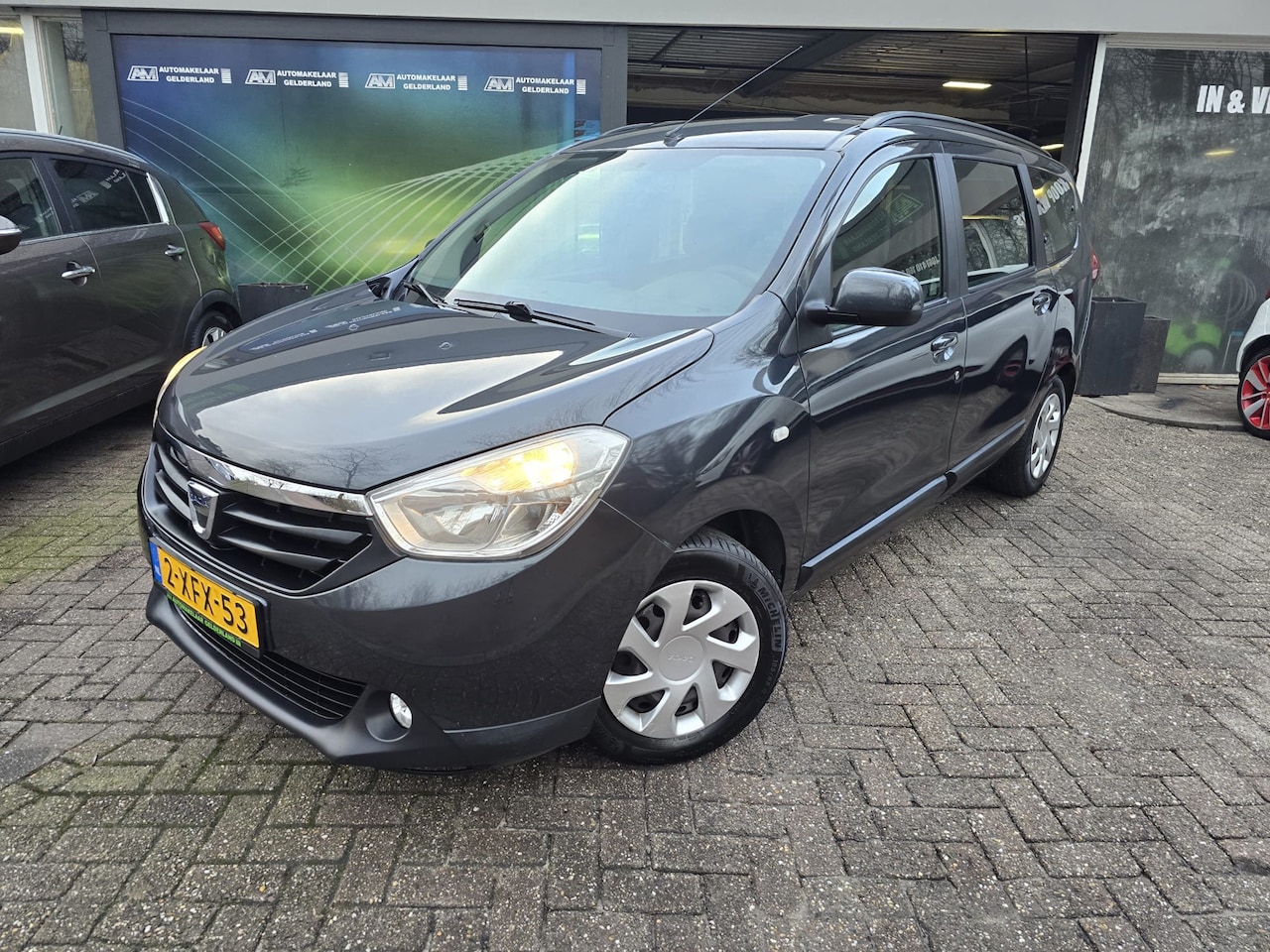 Dacia Lodgy - 1.2 TCe Lauréate 7p. | 2E EIGENAAR | 12MND GARANTIE | NAVI | 7 PERS | - AutoWereld.nl