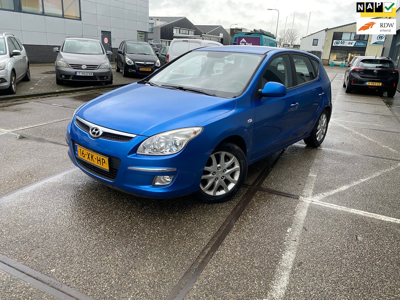 Hyundai i30 - 1.6i Dynamic Luxe/5drs/nap/1jaar apk/ dealeronderhouden/ airco/ zeer nette auto! - AutoWereld.nl