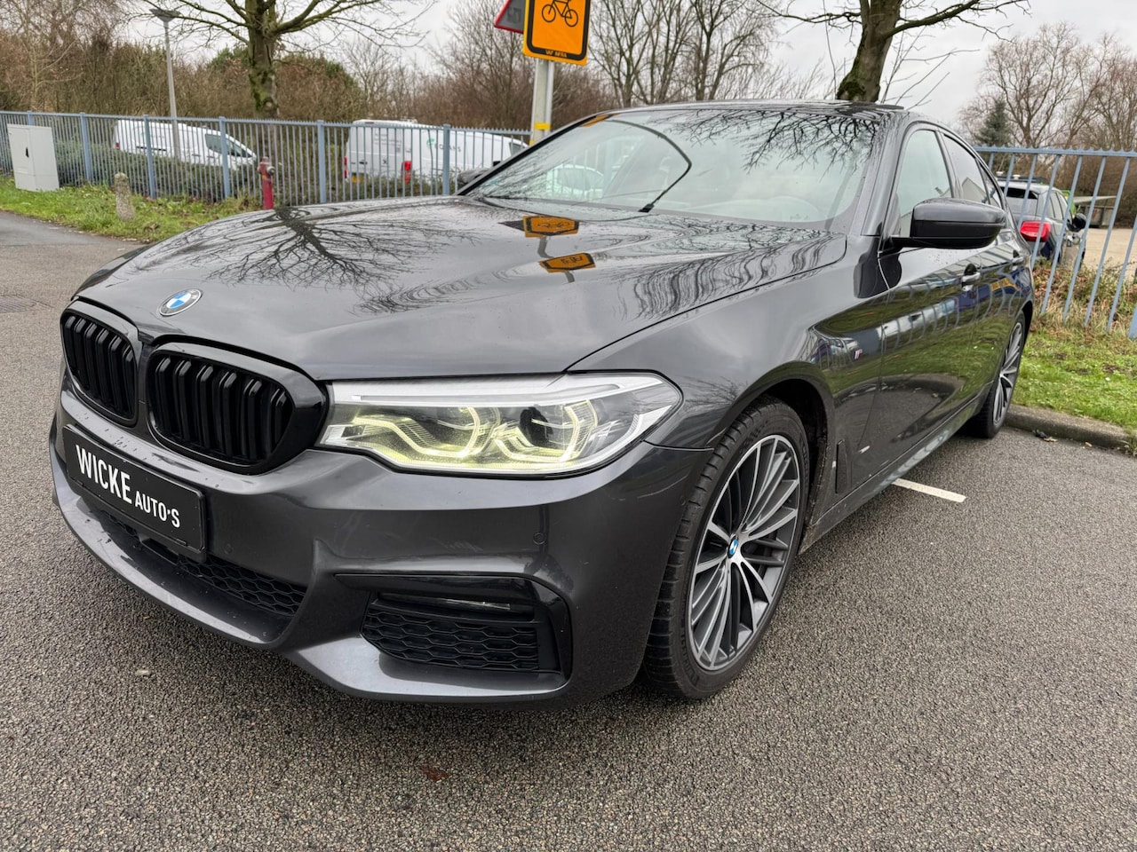 BMW 5-serie - 530d xDrive High Executive Dakje Led Navi Keyless Camera - AutoWereld.nl