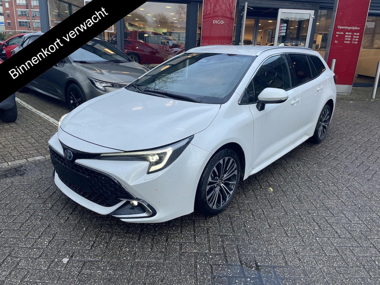 Toyota Corolla Touring Sports - 1.8 Hybrid First Edition | Stoel-Stuur verwarming | Naviagtie | Elketrische kofferbak - AutoWereld.nl