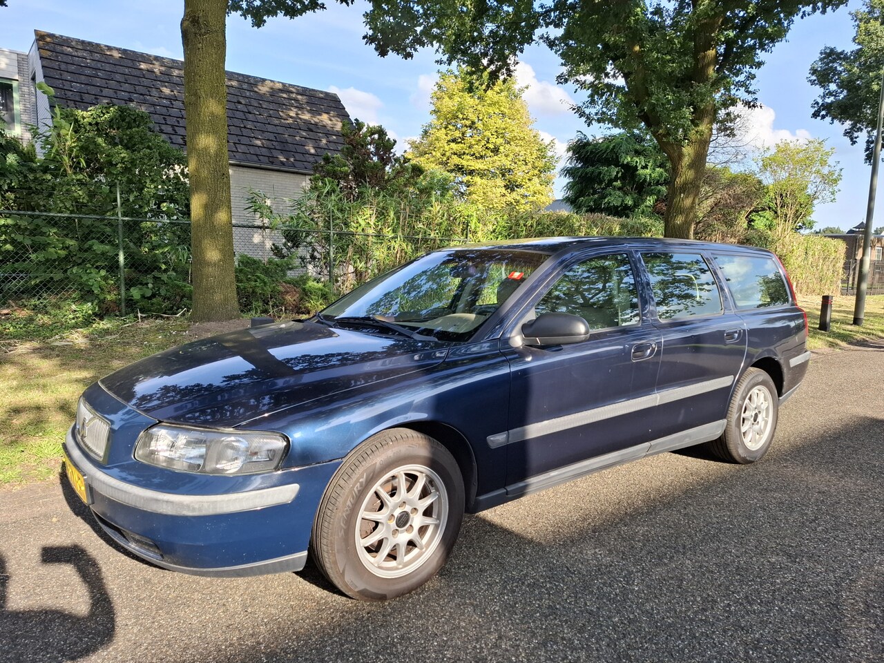 Volvo V70 - 2.4 | Airco | Leder | Lichtmetalen velgen - AutoWereld.nl