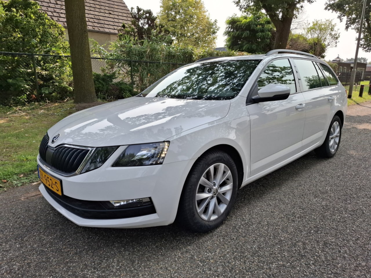 Skoda Octavia Combi - 1.6 TDI DSG Greentech Ambition Business | Navigatie | Parkeer sensoren - AutoWereld.nl