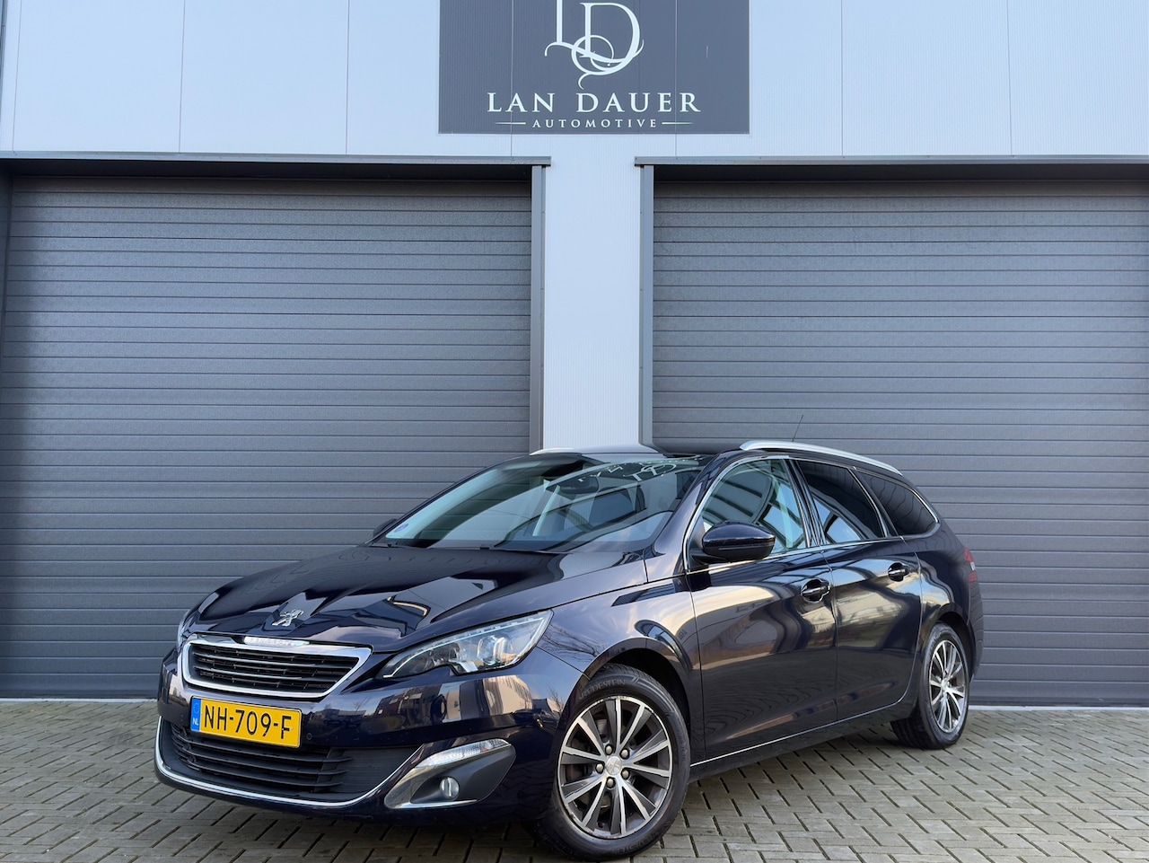 Peugeot 308 SW - 1.2 PureTech Allure / Automaat / NAP / Trekh - AutoWereld.nl