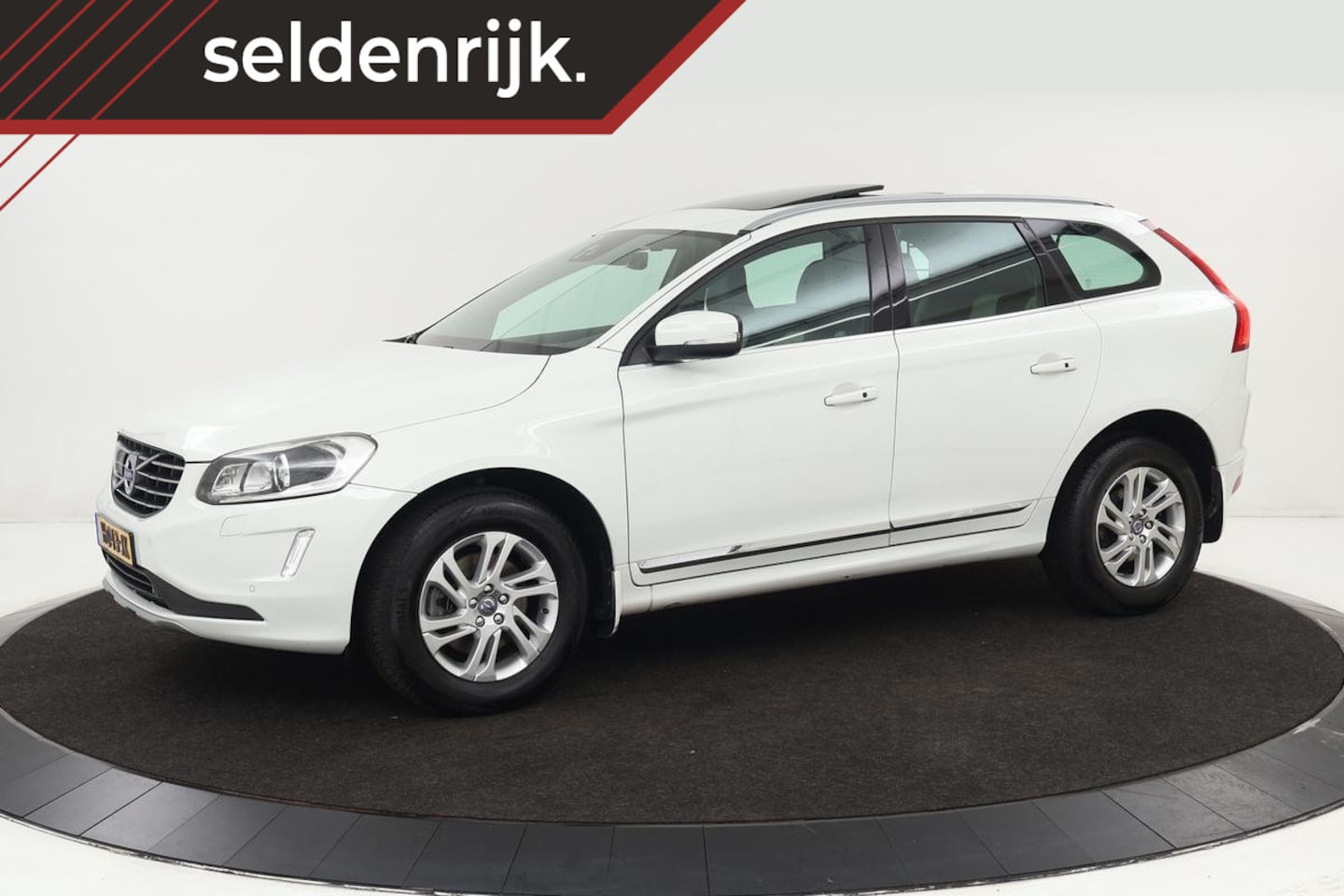 Volvo XC60 - 2.4 D4 R-Design 2.4 D4 R-Design - AutoWereld.nl