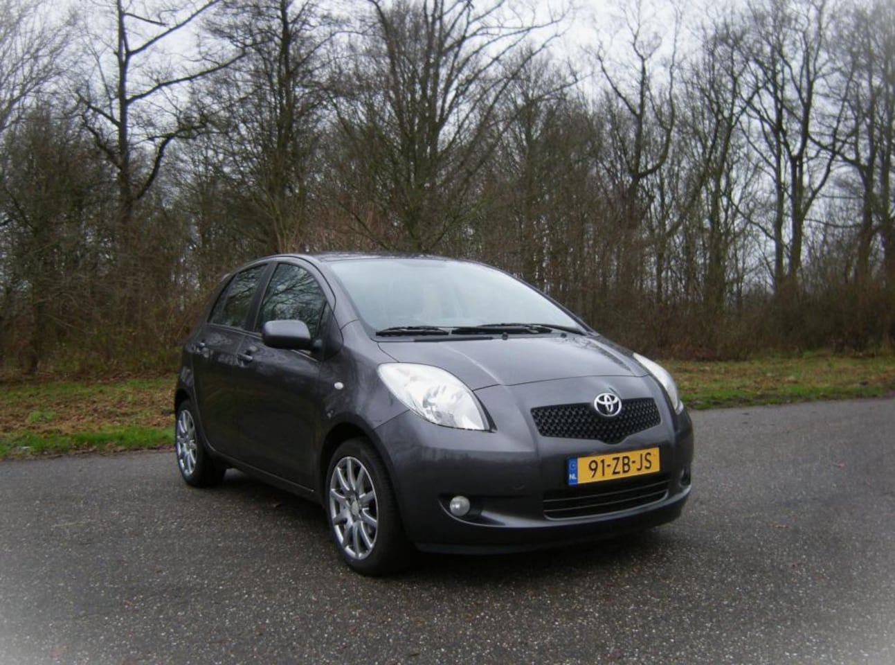 Toyota Yaris - 1.3 VVTi Sol . 5 Drs . Airco . S-Line pakket . Leder intrieur . achter spoiler . enz - AutoWereld.nl