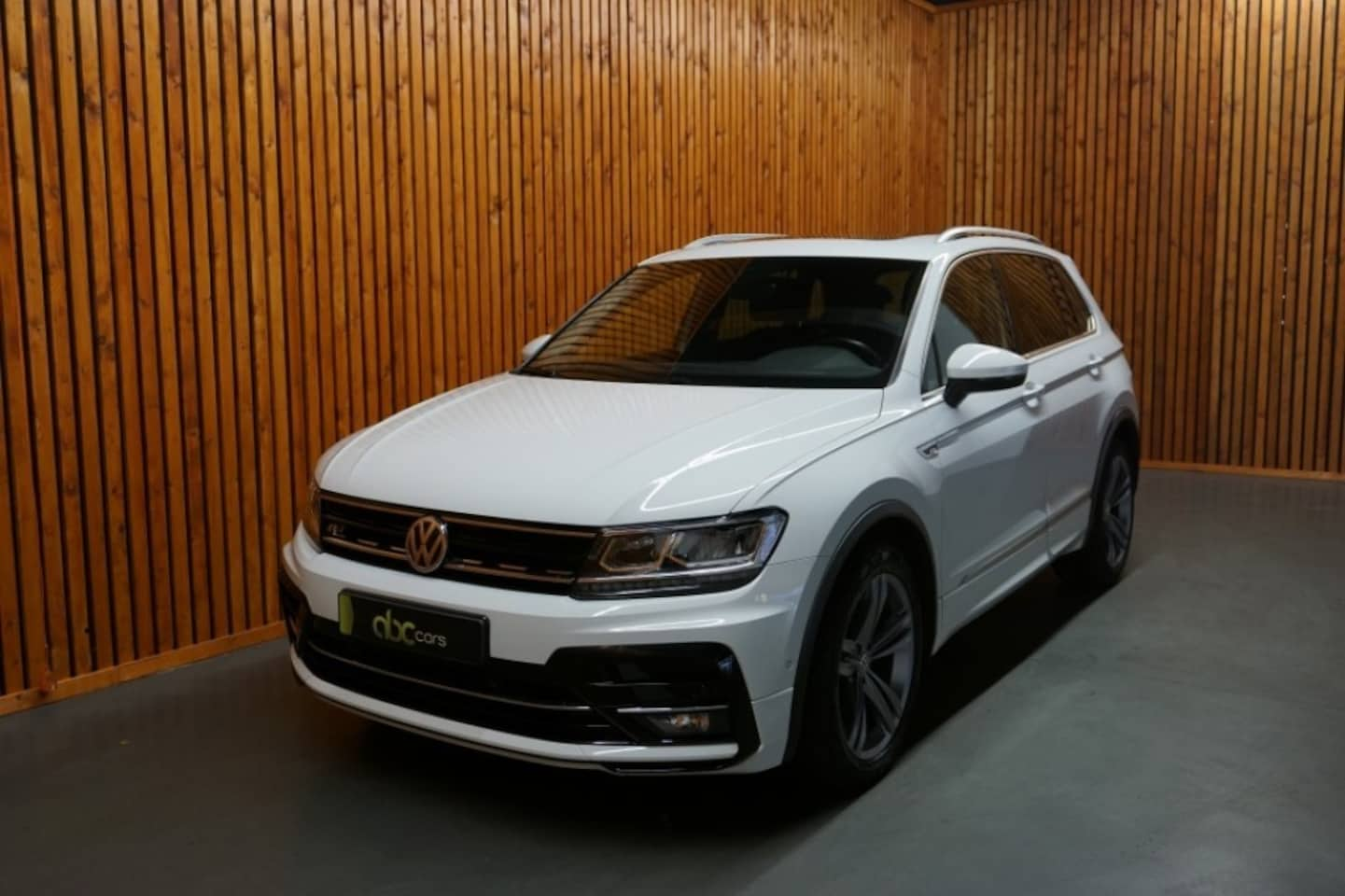 Volkswagen Tiguan - 1.5 TSI ACT HIGLINE BUSINESS-R AUTOMAAT/ PANODAK - AutoWereld.nl