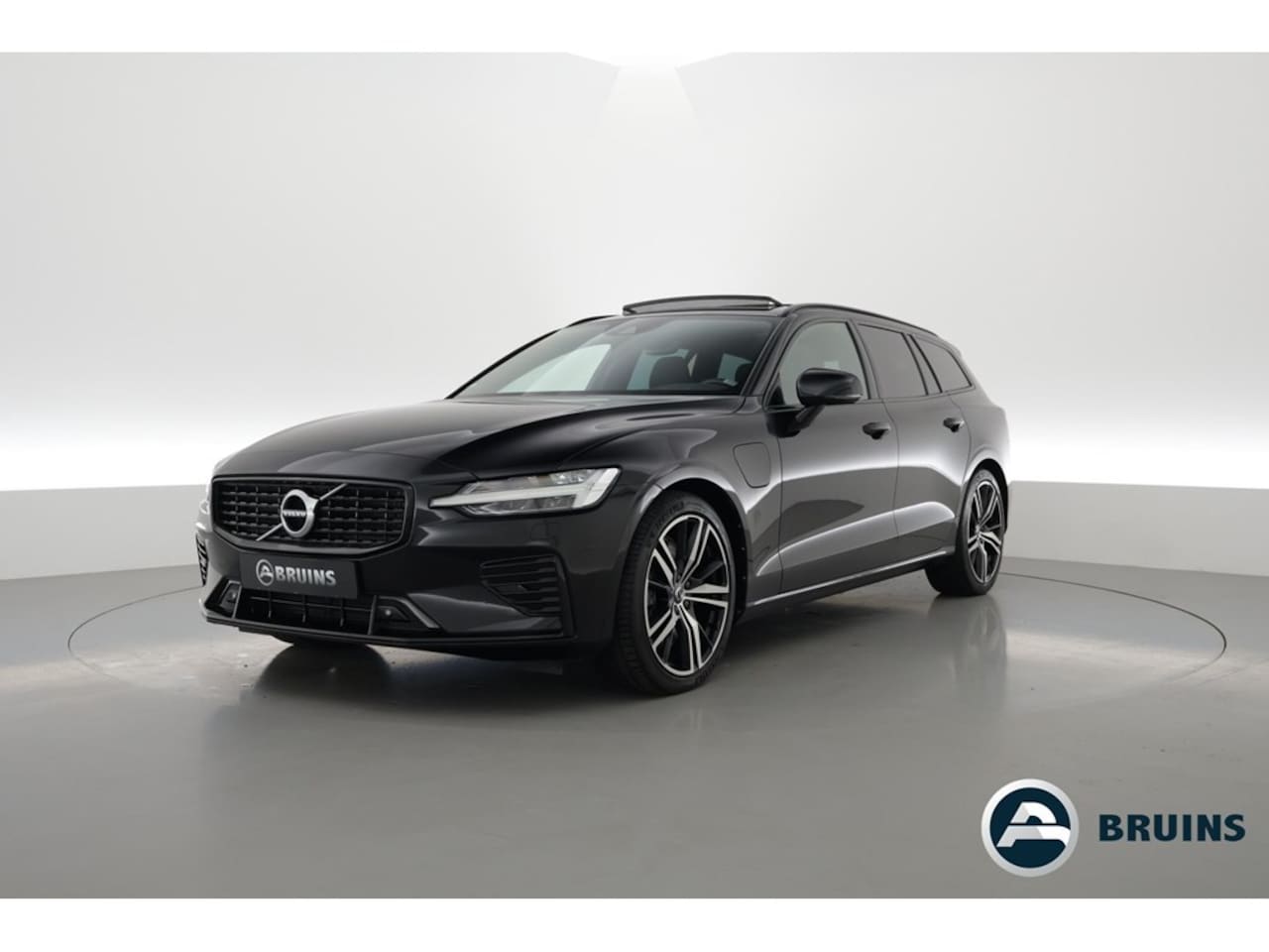 Volvo V60 - 2.0 T8 Twin Engine AWD R-Design 2.0 390PK T8 Twin Engine AWD R-Design, Pano-dak, Trekhaak, H&K audio, 19 inch, - AutoWereld.nl