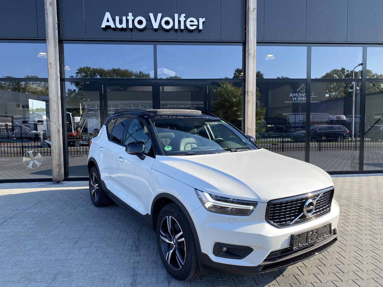 Volvo XC40 - 2.0 B4 R-Design ACC|Pano|leder|CAM|LED - AutoWereld.nl