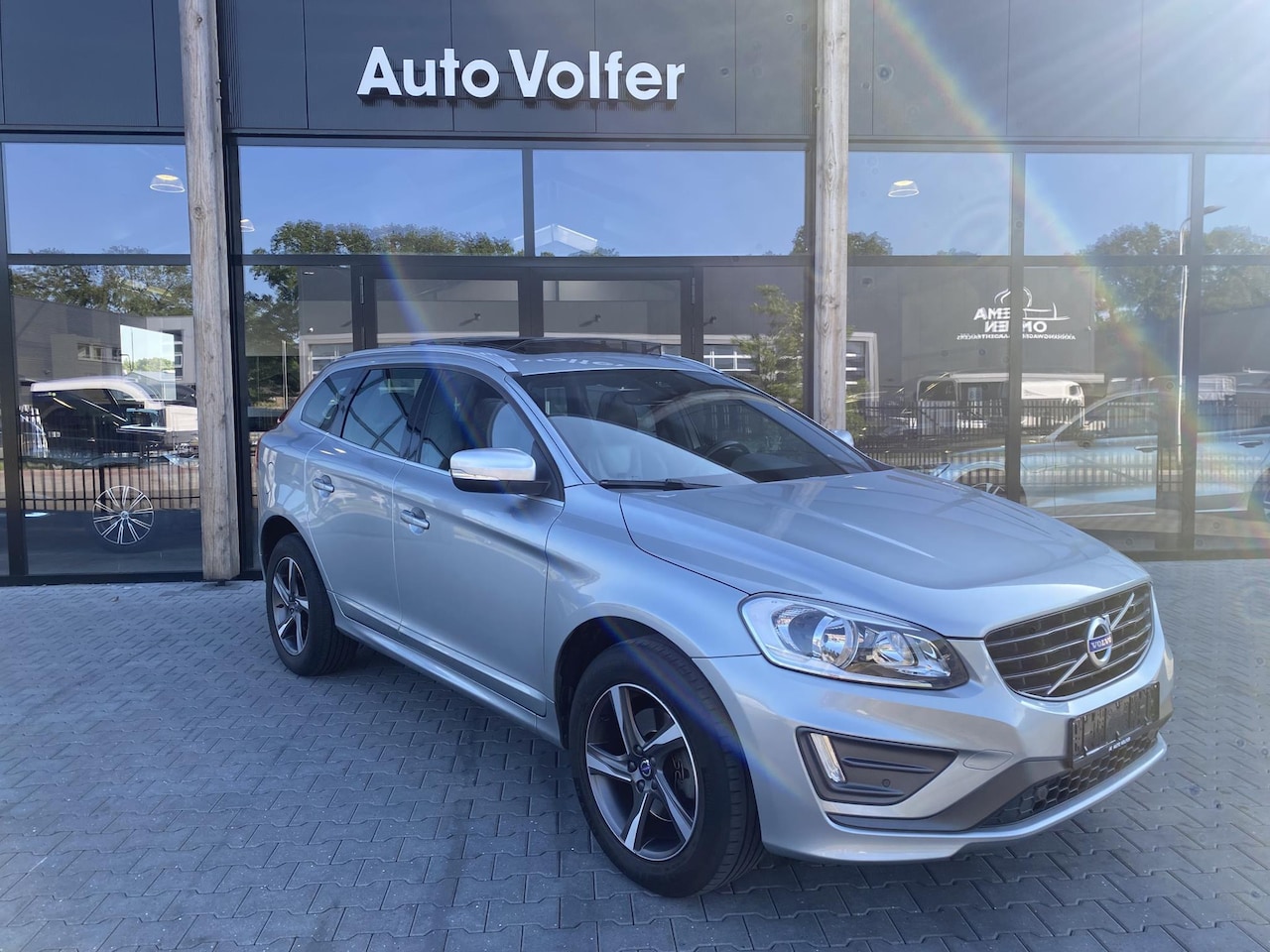 Volvo XC60 - 2.0 T5 FWD R-Design 1 EiG. Panoramadak/leder/navi/PDC - AutoWereld.nl