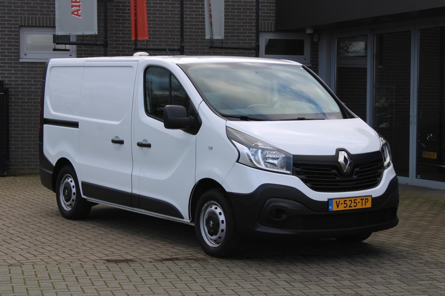 Renault Trafic - 1.6 dCi T29 L1H1 Comf. Navi/Kasteninrichting/Trekhaak - AutoWereld.nl