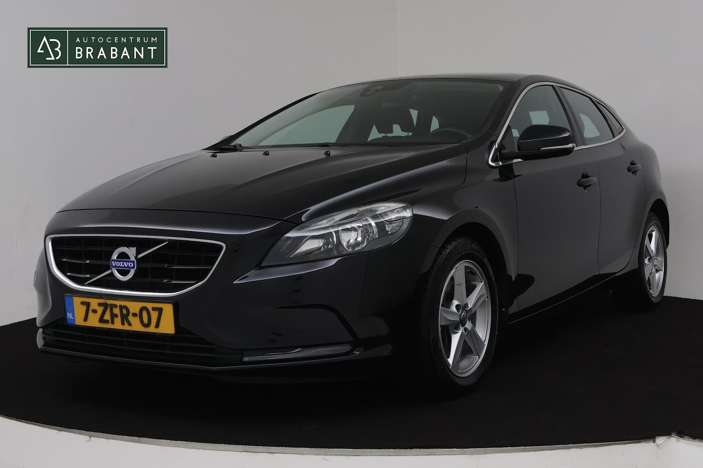 Volvo V40 - 2.0 D4 Momentum Business (PANORAMADAK, CRUISE CONTROL, NAVIGATIE, PARKEERSENSOREN, NL-AUTO - AutoWereld.nl