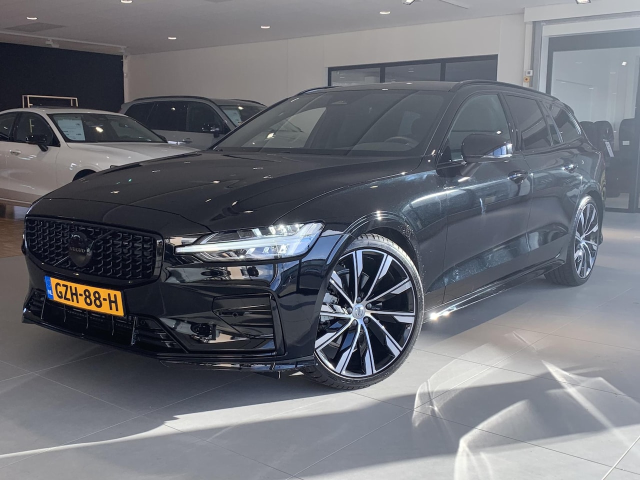 Volvo V60 - B4 Plus Dark | 360 Camera | 20 inch velgen | Sportonderstel | Nappa leder | Spoiler Stylin - AutoWereld.nl