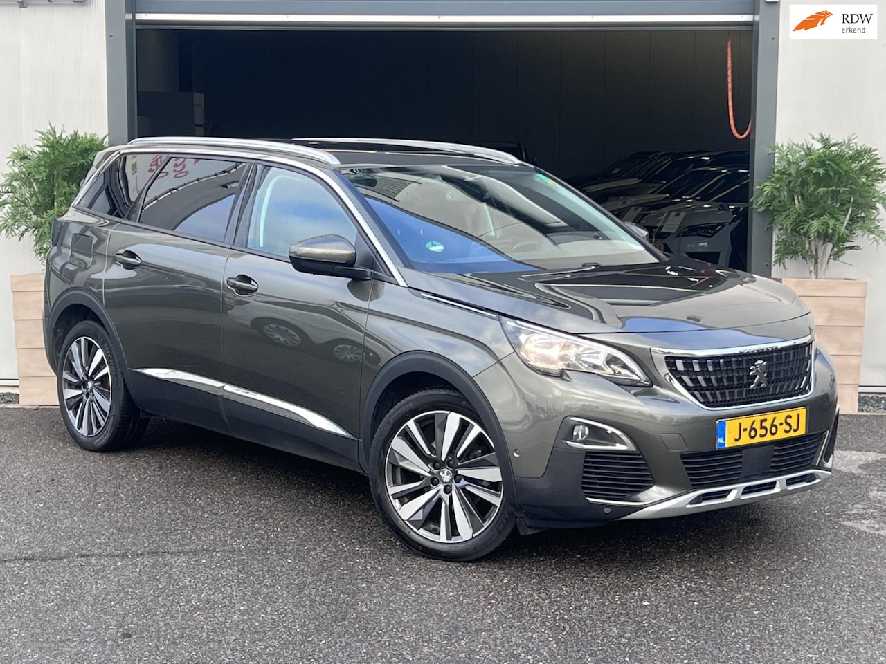 Peugeot 5008 - 1.2 PureTech Blue Lease Premium / PANO / NAVI / AUTOMAAT / NAP / 7P / BLUETHOOT / INRUIL M - AutoWereld.nl