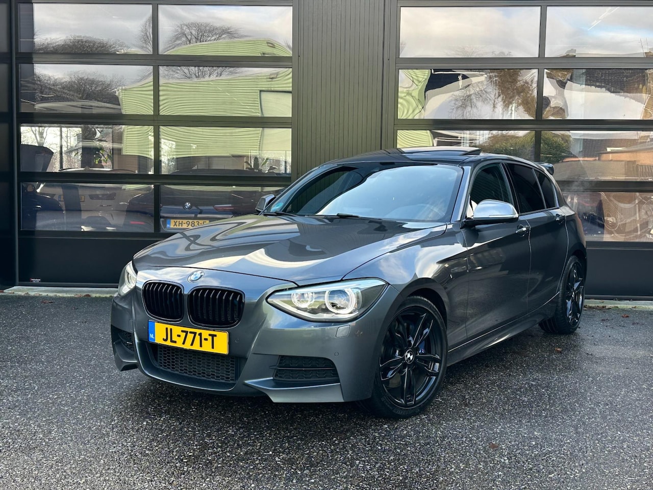 BMW 1-serie - M135i High Exe Schuifdak Keyless H&K Armytrix - AutoWereld.nl