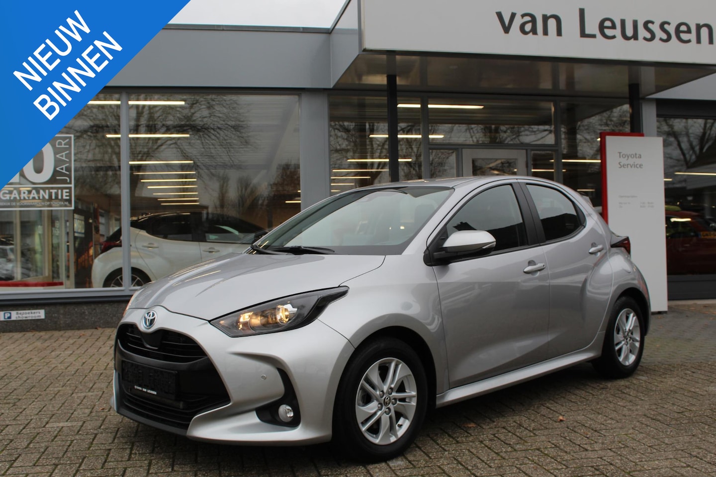 Toyota Yaris - 1.5 HYBRID DYNAMIC STOELVERW PARK.SENSOREN V+A AD-CRUISE APPLE/ANDROID CLIMA PARKCAMERA - AutoWereld.nl