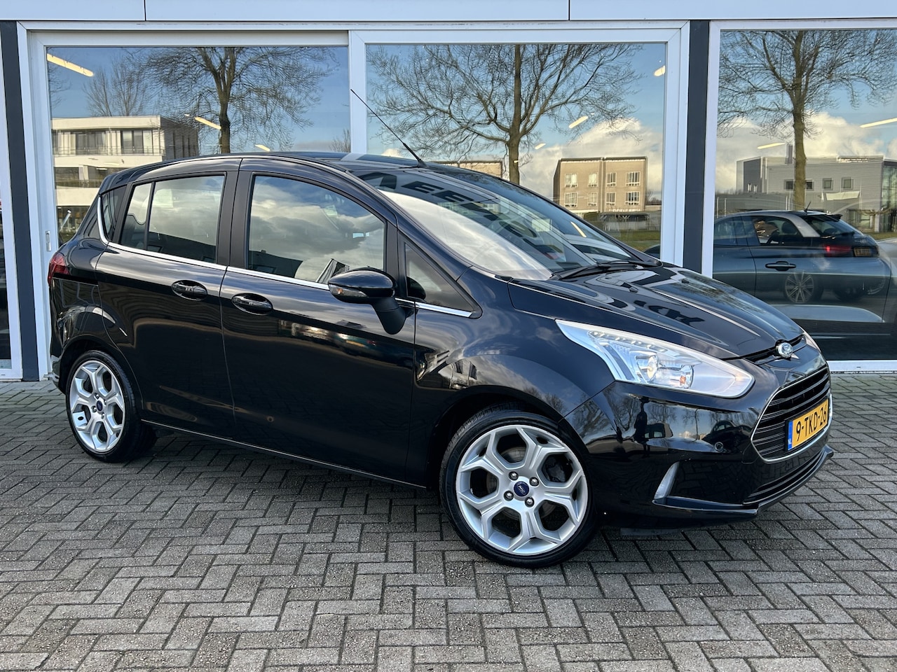 Ford B-Max - 1.0 EcoBoost Titanium 50% deal 3.975,- ACTIE Stoelverwarming / Clima / Cruise / Navi / Tel - AutoWereld.nl