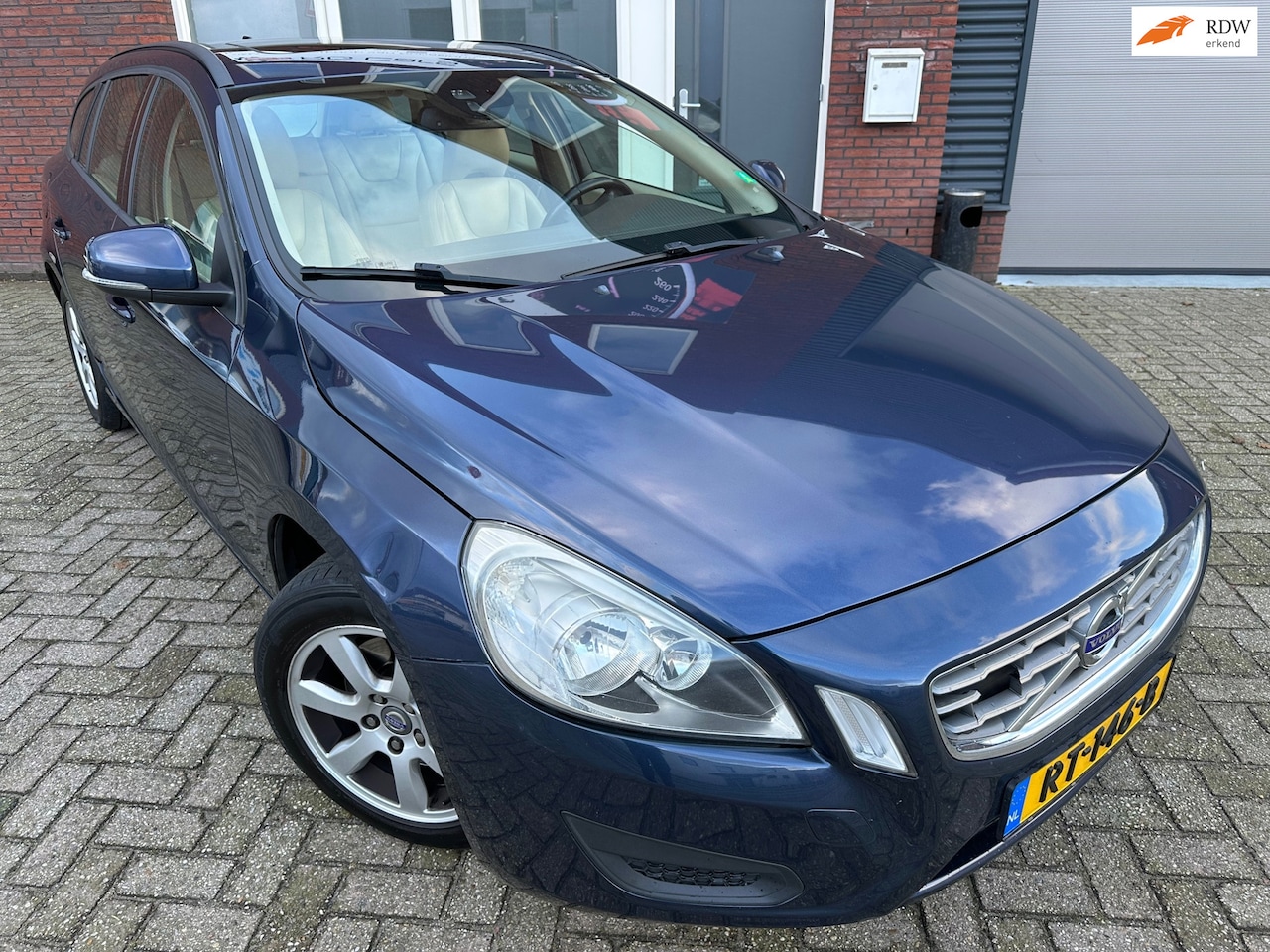 Volvo V60 - 2.0 D3 / Pano / Leder / Navi / PDC / Cruise - AutoWereld.nl