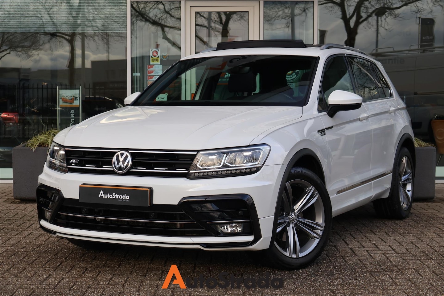 Volkswagen Tiguan - R-Line 1.4 TSI 125PK | Pano | Navi | Massage | Adaptive Cruise | - AutoWereld.nl