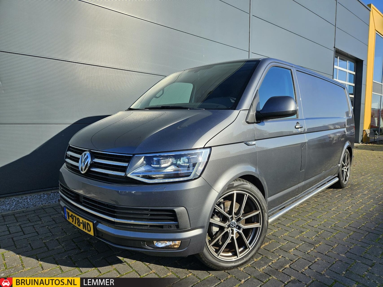 Volkswagen Transporter - 2.0 TDI L2H1 4M Leer Xenon ACC 20" LM - AutoWereld.nl