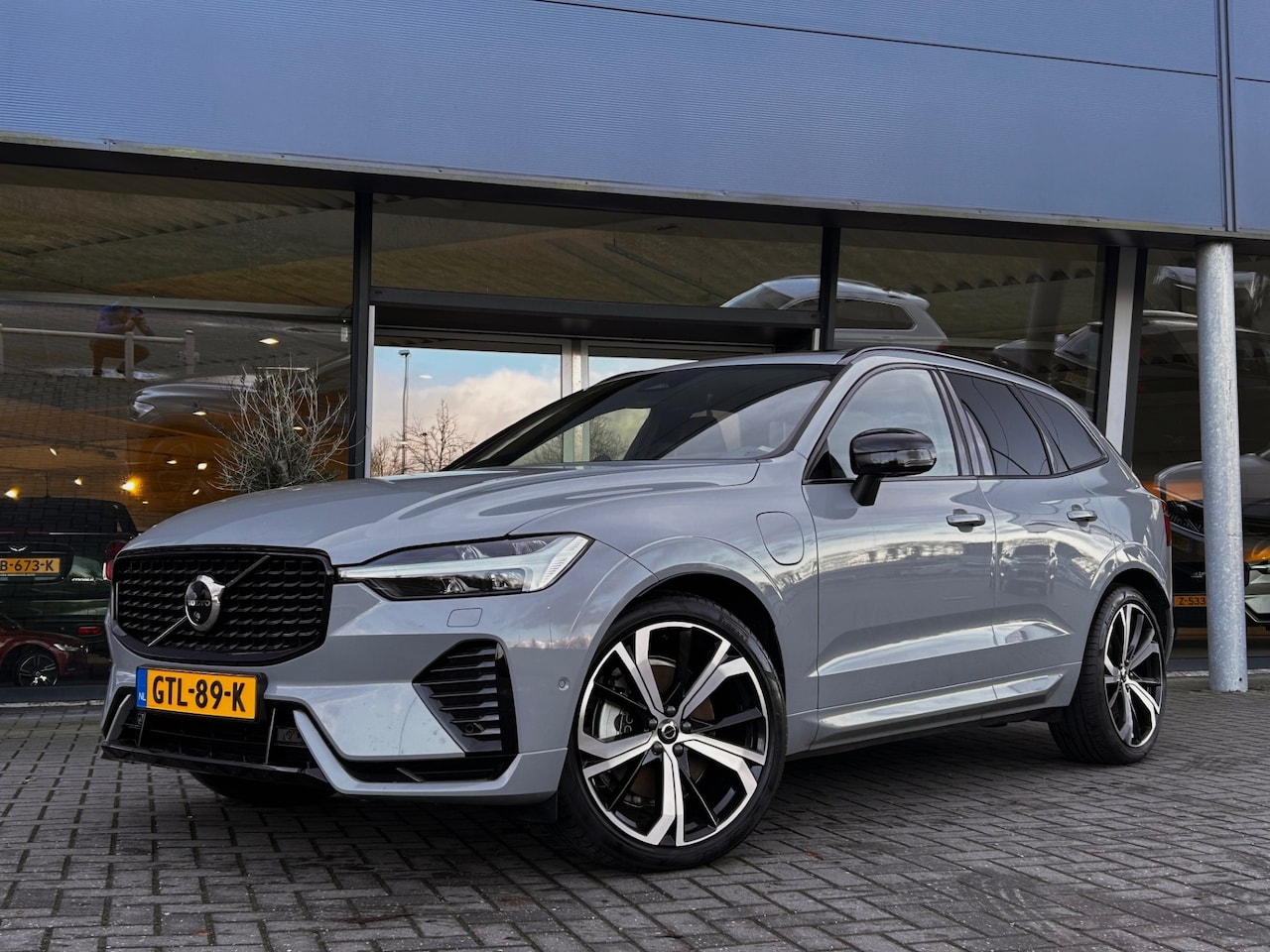 Volvo XC60 - T6 AWD Ultra Dark Ultimate Dark | Luchtvering | Bowers & Wilkins | 360° Camera | Head-up D - AutoWereld.nl