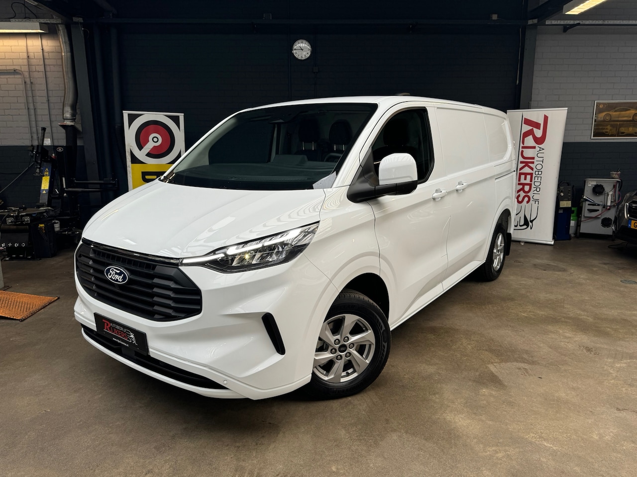 Ford Transit Custom - 320 2.0 TDCI L1H1 Limited 170PK Aut BPM VRIJ,2x Schuifdeur,Camera Achter,Apple Carpl,Clima - AutoWereld.nl